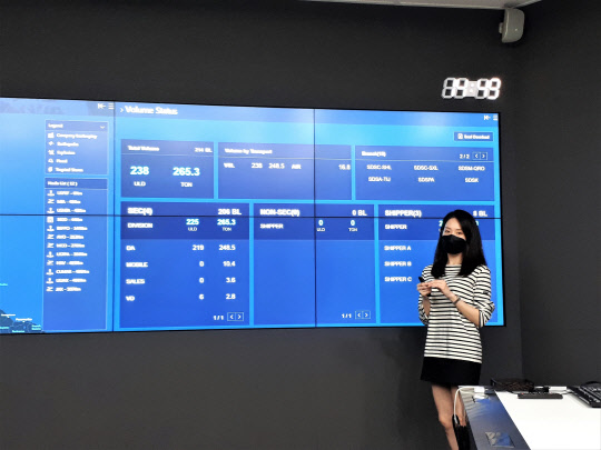 최예승 삼성SDS 프로가 최근 EBC에서 글로벌 물류관제 서비스에 대해 설명하고 있다.  안경애기자